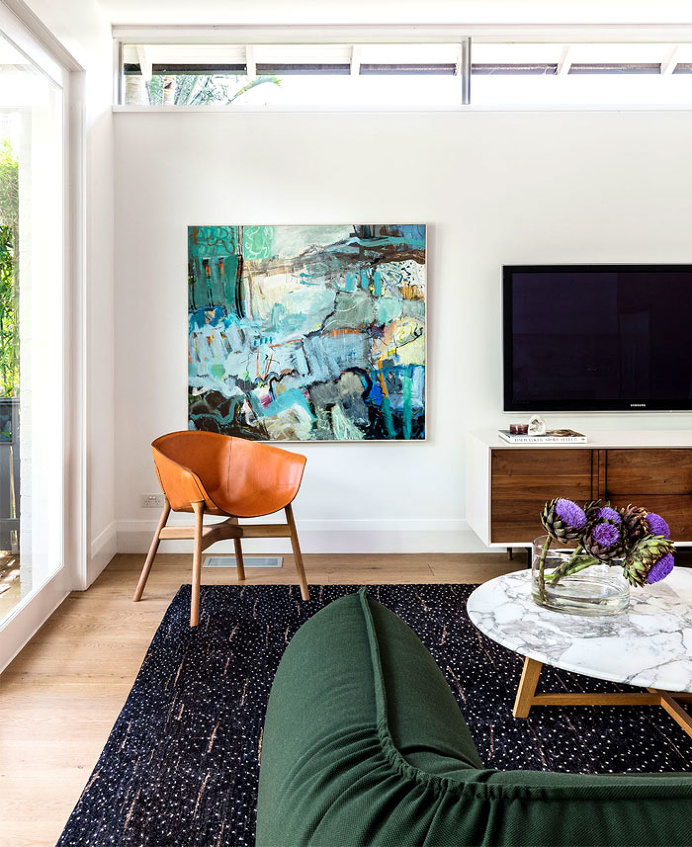 Sunny and Welcoming Home with Colorful Artistic Expression - InteriorZine