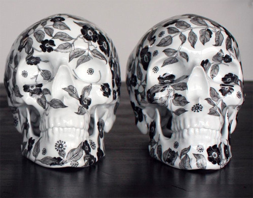 "Fleurs Noires" do artista francês NooN. #skull #porcelain #caveira