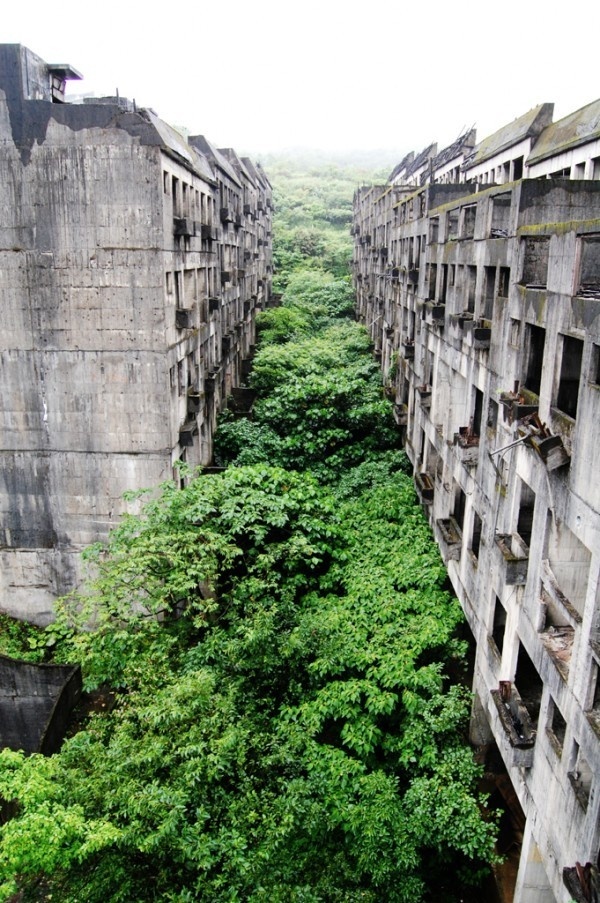 Image Spark Image tagged "garden", "landscape", "housing" luizflorence #facades #ruins #architecture #landscapes #housing