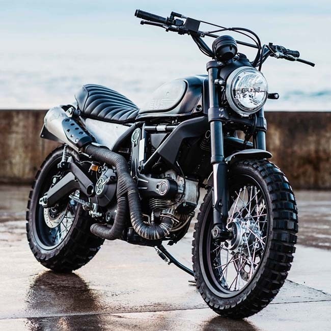 Feast your eyes on the #TransScrambler, a surf-ready custom bike from the Australian headquarters of Deus. #bikelife #blackout #luxuryes