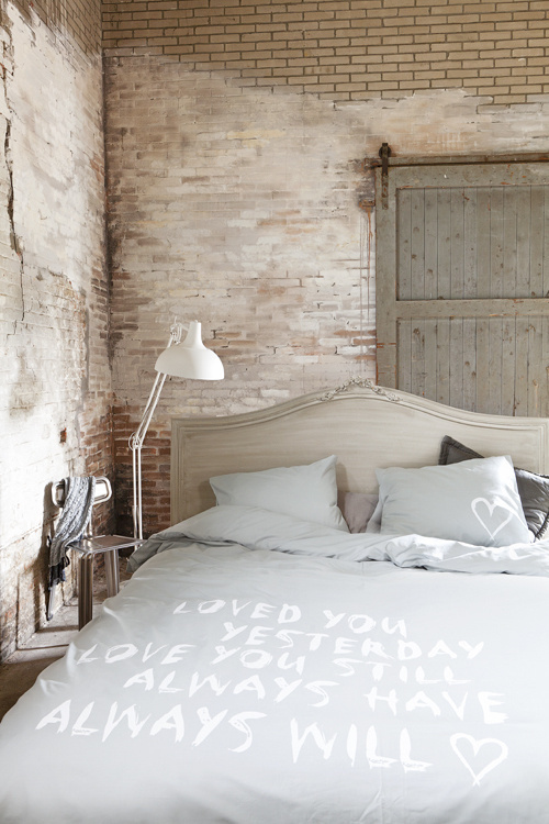 Achter de schermen bij Frans #interior #brick #wood #wall #bed