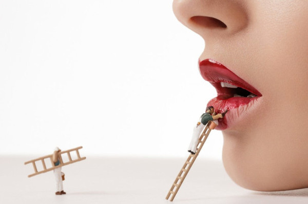juan ssnchez castillo places miniatures on faces for making it up series designboom 02 #photography #miniatures