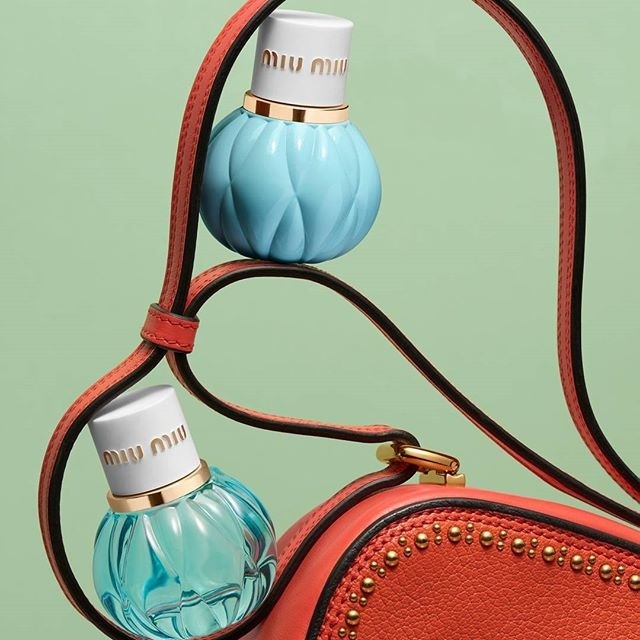 #minimiu balancing acts ⚖️ #miumiuparfum 📷 @jessbonham @annalomax