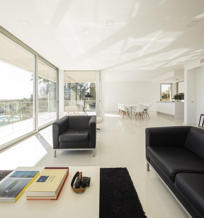 Beautiful Portuguese House Balances Indoor and Outdoor Spaces 10
