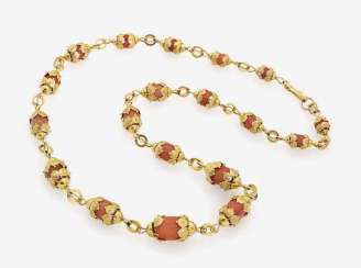 FANCY LINK CHAIN DECORATED WITH OLIVE-SHAPED CORAL