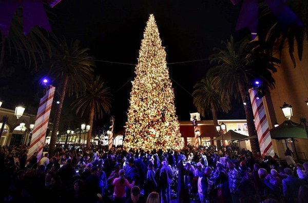 7 Christmas art tree in California in Newport beach #christmas #trees #art #tree