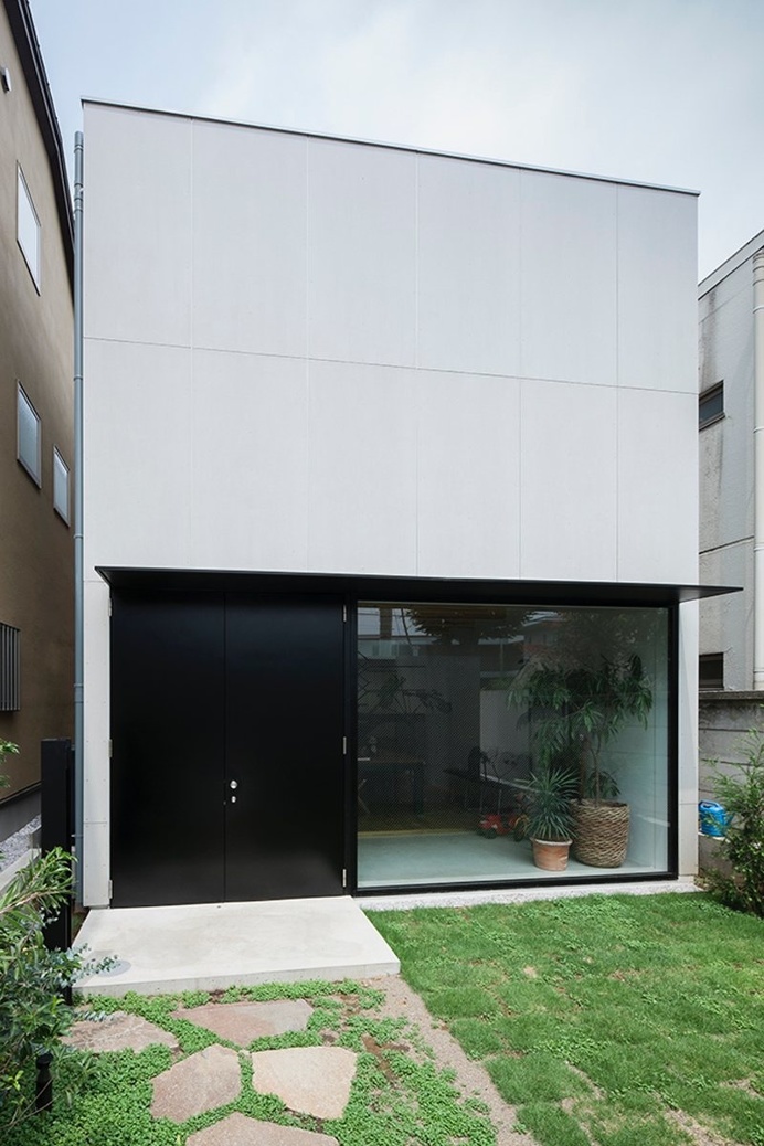 Rectangular house. House in Daizawa by Nobuo Araki / The Archetype. © Shimizu Ken. #house #architecture