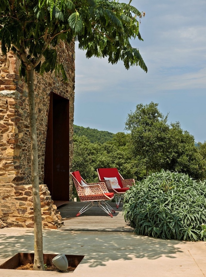 Gavarres Weekend Home – Spectacular Renovation of an Old Farmhouse