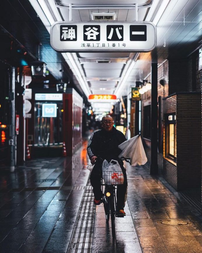 Yusuke Komatsu Capture Everyday Life on The Streets of Tokyo