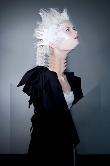 GILLESETDADAFW10_10.jpg (600×903) #model #white #geometry #black #photography #triangle #fashion