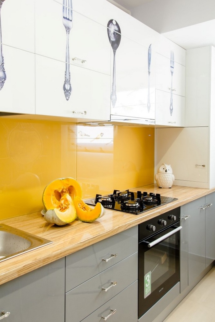 Yellow Apartment – A Bath of Splashy Lights by Hamid Nicola Katrib