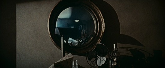 25-mirror-in-photo1.png 1024×426 pixels #movie #bladerunner #photography #cinema #stills