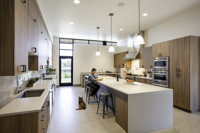 private retreat of wood, glass, and concrete / Cushing Terrell