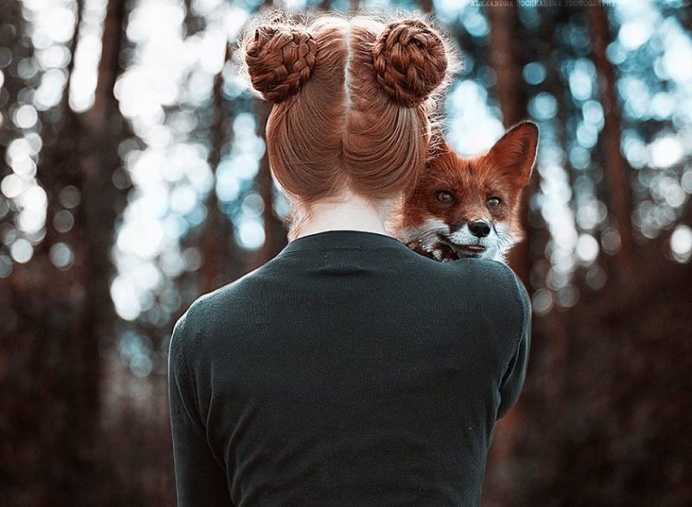 Marvelous Dreamlike Portraits Of Redheads With Red Foxes by Alexandra Bochkareva