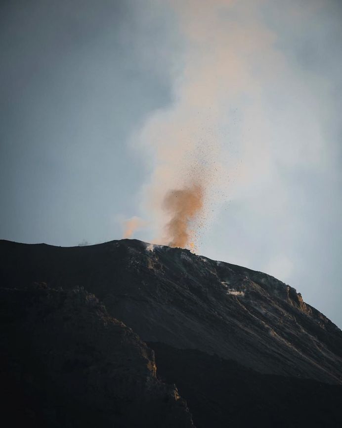 Oliver Arlart Climbs Stromboli Volcano to Capture Spactacular Lava Flow
