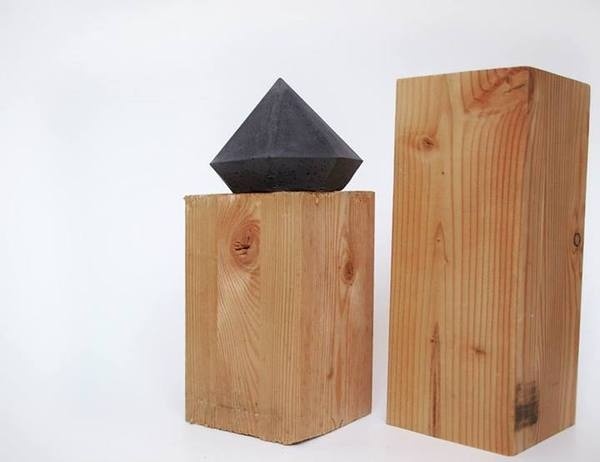 black concrete diamond // FrauKlarer #concrete #diamond #frauklarer #concretediamond #black #geometric #minimalist