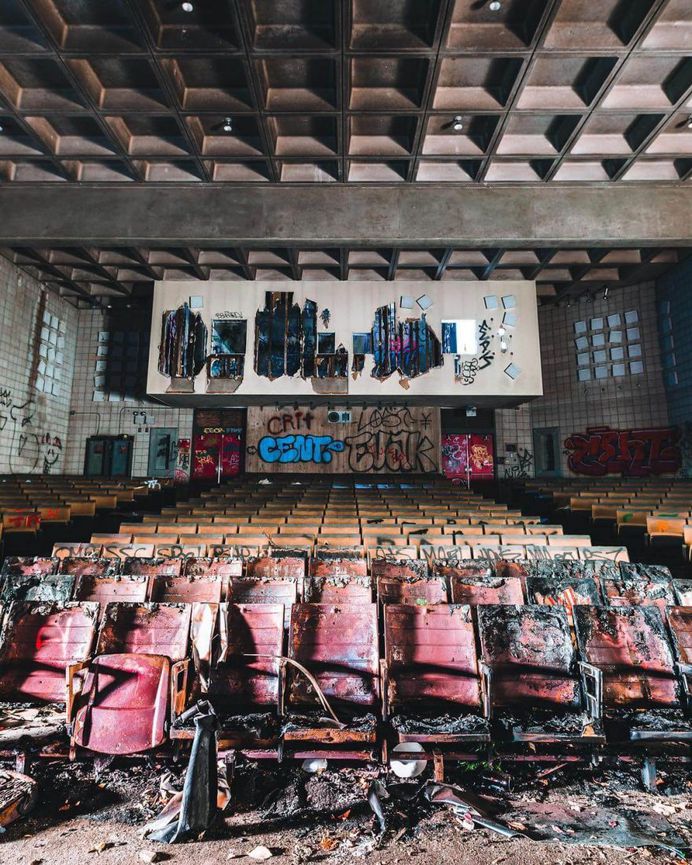#urbexworld: Stunning Abandoned Photography by Bartlett Lentini