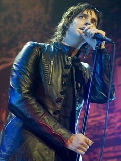 Here is an outstanding outfit of your Favorite Singer, Julian Casablancas brings this Stylish Leather Jacket in Los Angeles. #juliancasablancas #losangeles #stylishjacket #leatherjacket #stylishleatherjacket #singerjacket #singer #fashion #newyearfashion #2k19 #music