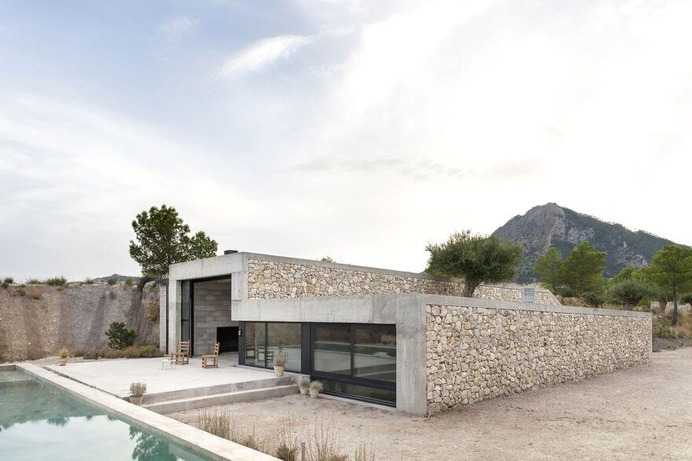 Mount Maigmo House / Alfredo Paya Benedito