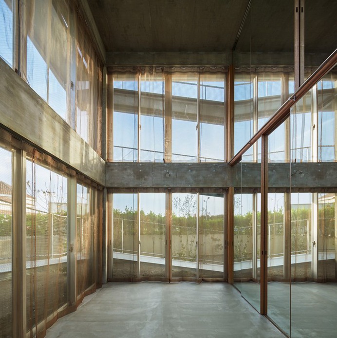 kaniue architects wraps steel ramp around 15m high kugenuma-y house in japan