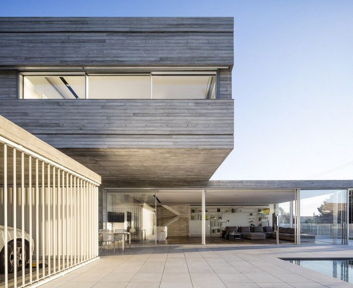 Modern Duplex House Features a Minimalist and Balanced Architecture in Tel-Aviv