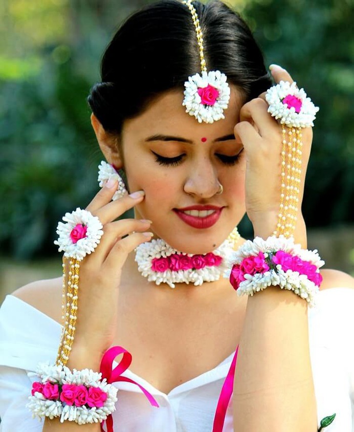26 Handpicked Gota and Floral Maang Tikka Designs