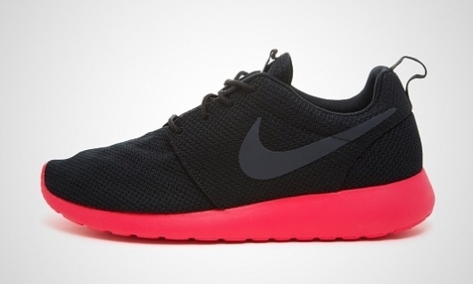 Nike Rosherun (schwarz / rot) - 43einhalb Sneaker Store Fulda #nike #rosherum