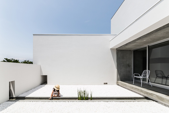 Courtyard House by FORM / Kouichi Kimura Architects. #architecture #minimalism #formkouichikimuraarchitects #courtyard #house