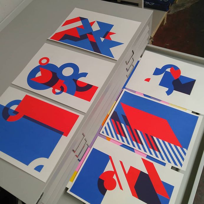 Limited number of shapes on a grid.. Loads of possibilities. 2 color screenprints on SRA3 #olin paper @antalisfordesigners. Next up is a 4 color series. #screenprinting #screenprint #printmaking #printisnotdead #printmakers #silkscreen #printstudio #printspotters #serigraphy #print #design #diy #printart #screenprintinglife #printedmatter