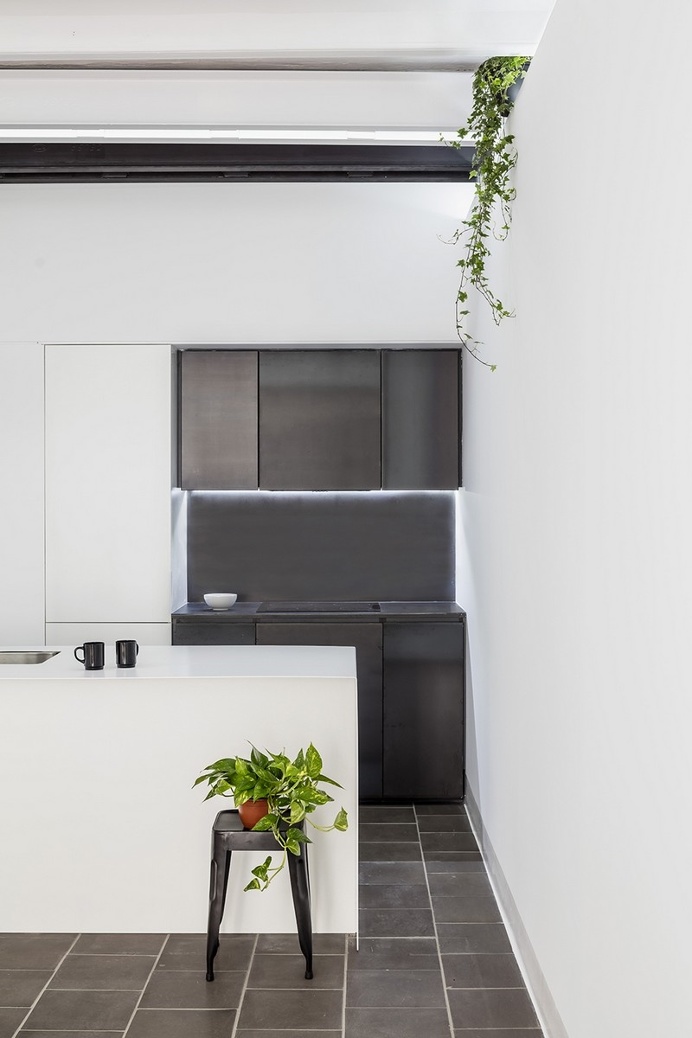 La Olga Apartment in Barcelona / RÄS Studio