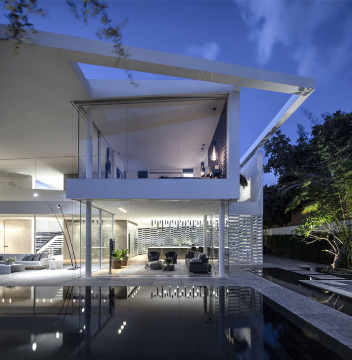 J House by Pitsou Kedem Architects - #architecture, #house, #home, #decor,