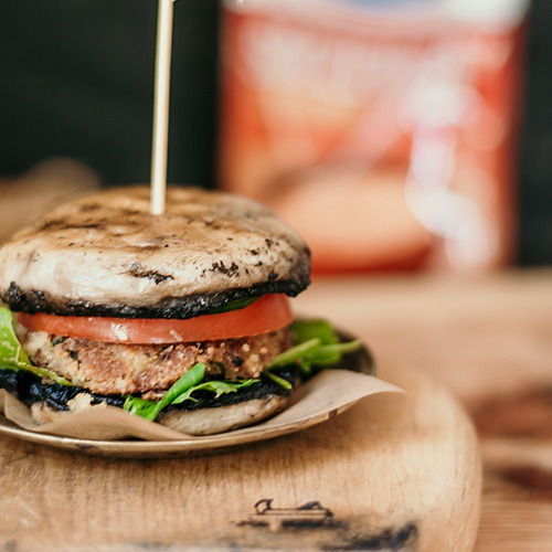Burgery z soczewicy w pieczarce to nasza propozycja na sycący, wegetariański obiad.