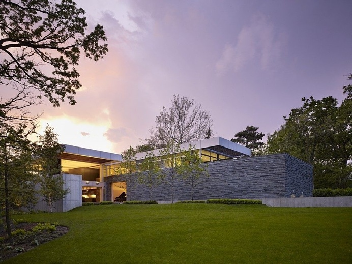 Hinsdale House Has an Ideal Exposure to the Sun and Protected Views 1