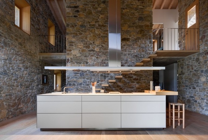 Rebuilding and Extension of the Farmhouse Can Calau