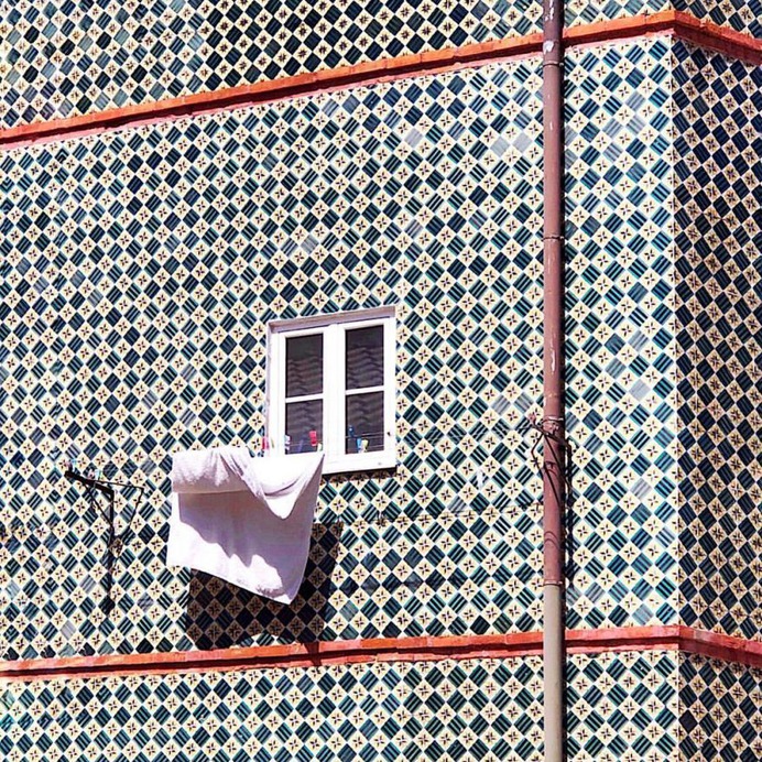 Minimalist and Colorful iPhone Street Photography by Luisa Berger