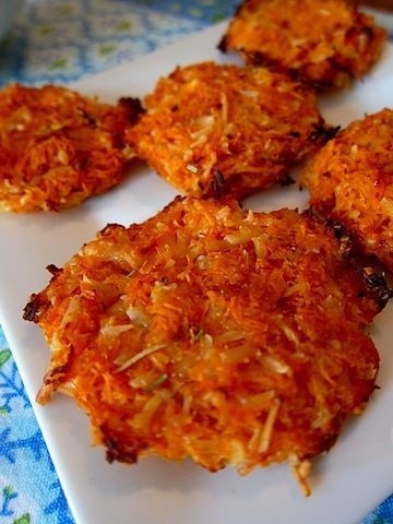 Sweet Potato Crisps - 2 sweet potatoes 1/2 cup egg whites 1 cup Parmesan cheese 1/2 teaspoon rosemary 1/4 teaspoon pepper. #potato