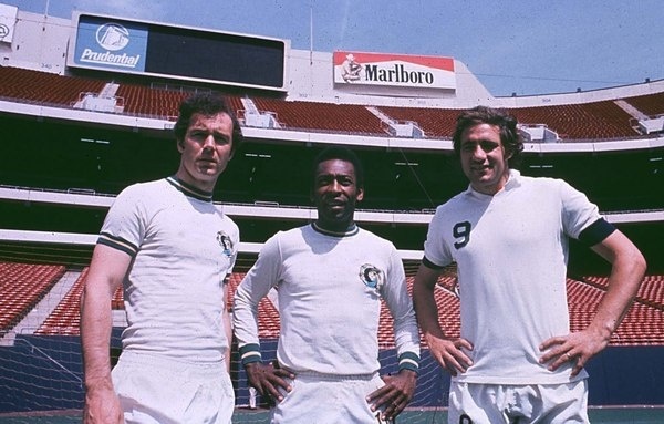 Cosmos 77 Home Alt Beckenbauer Pele Chingalia.jpg (1600×1022) #beckenbauer #pele