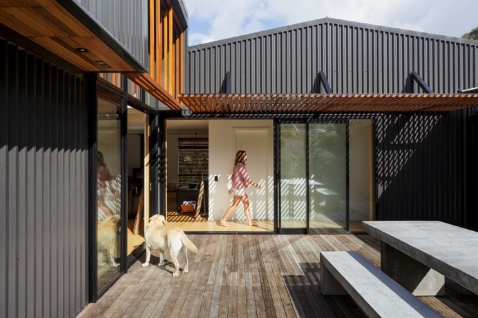 offSET Shed House – small beach house
