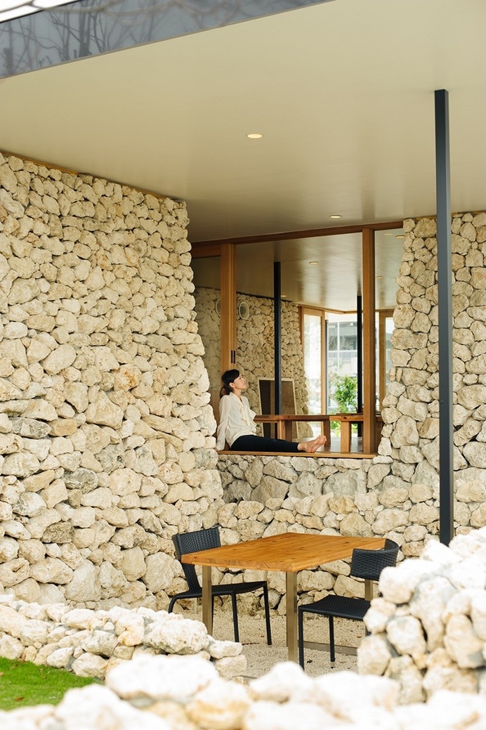 Itoman Gyomin Shokudo – A Restaurant Covered with Coral Limestone