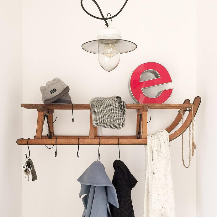 Schlitten 2.0 #StandNurRum #garderobe #diy #schlitten #interiordesign #design #wardrobe #type #doityourself #keny #kindheit #praktisch #industrialdesign #flur