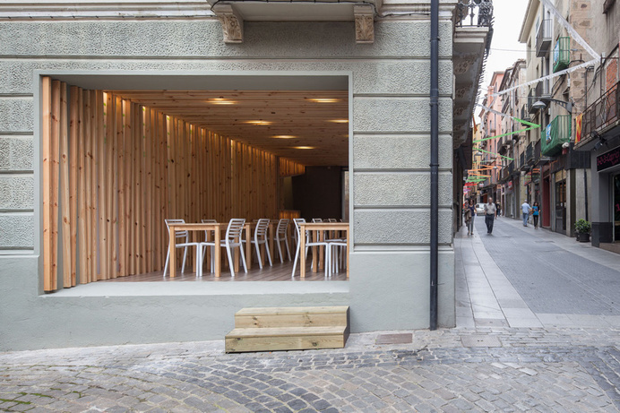 arnau estudi d'arquitectura clads spanish restaurant with timber slats #spain