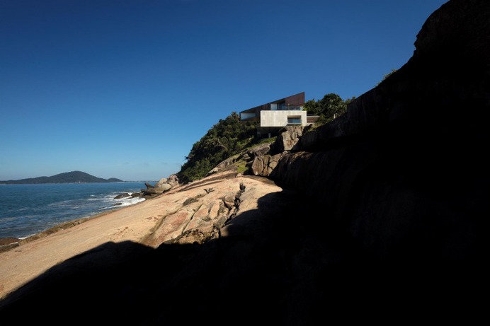 Bernardes Arquitetura: Peninsula House | Sgustok Design