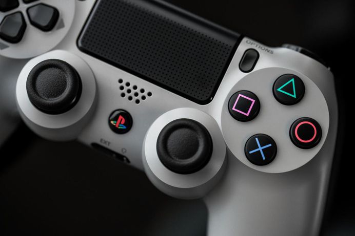 famicon: “20th Anniversary DualShock 4 ”