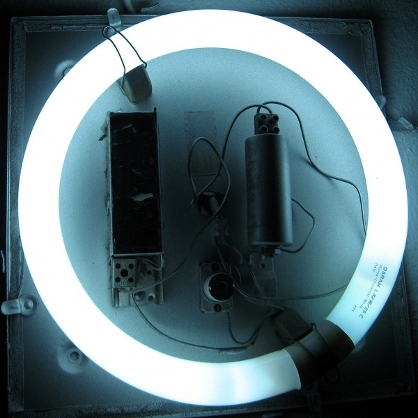 tumblr_m5h892FQwr1qz5xm6o1_1280.jpg (1024×1024) #photo #tube #wires #light #ring