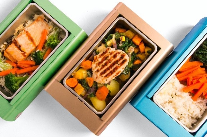The HeatsBox is a slim, portable lunchbox that heats up your meals so that you can enjoy them just as if they were fresh. Say goodbye to the
