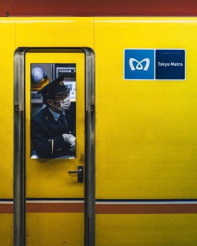 Yusuke Komatsu Capture Everyday Life on The Streets of Tokyo