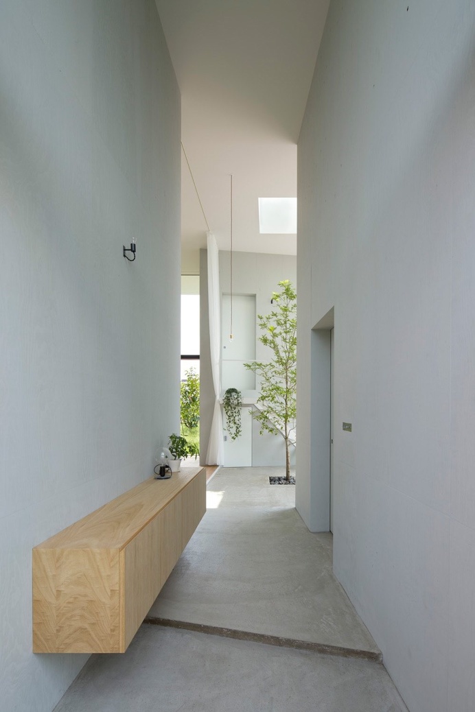 #Highceiling #hallway. #HouseInOhno by #AirhouseDesignOffice. Photo by #ToshiyukiYano. #concretefloor #contemporary