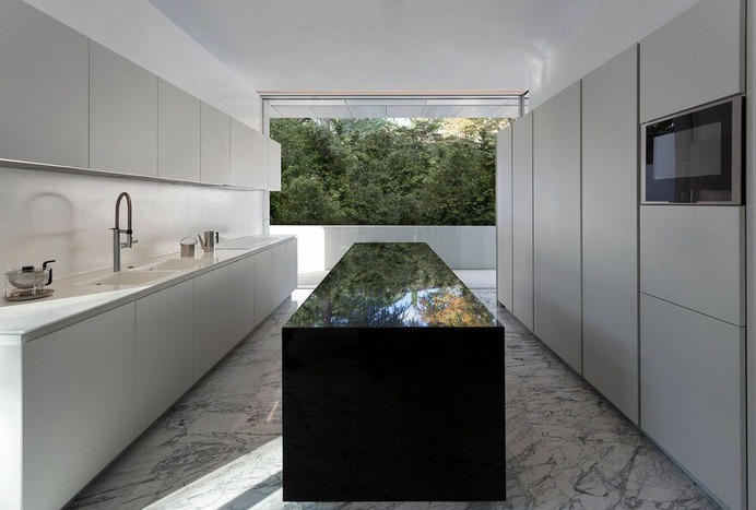 Minimalist Spanish House by Fran Silvestre Arquitectos