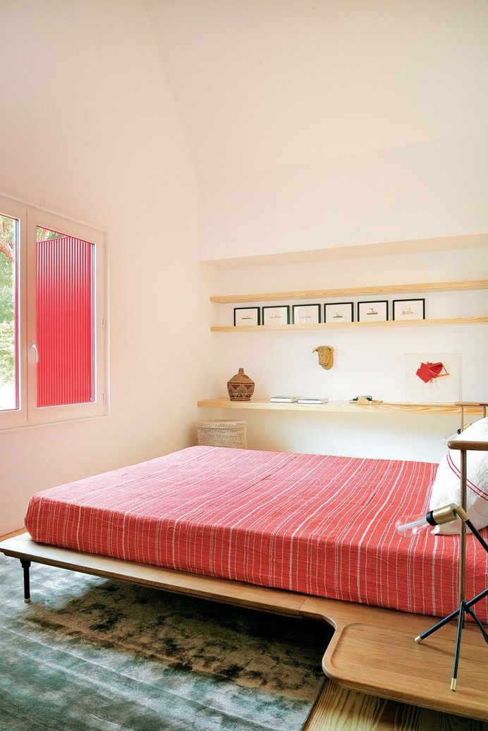 This Minimalist Red House Complements the Landscape as a 'Overwhelmingly Visible' Structure 9