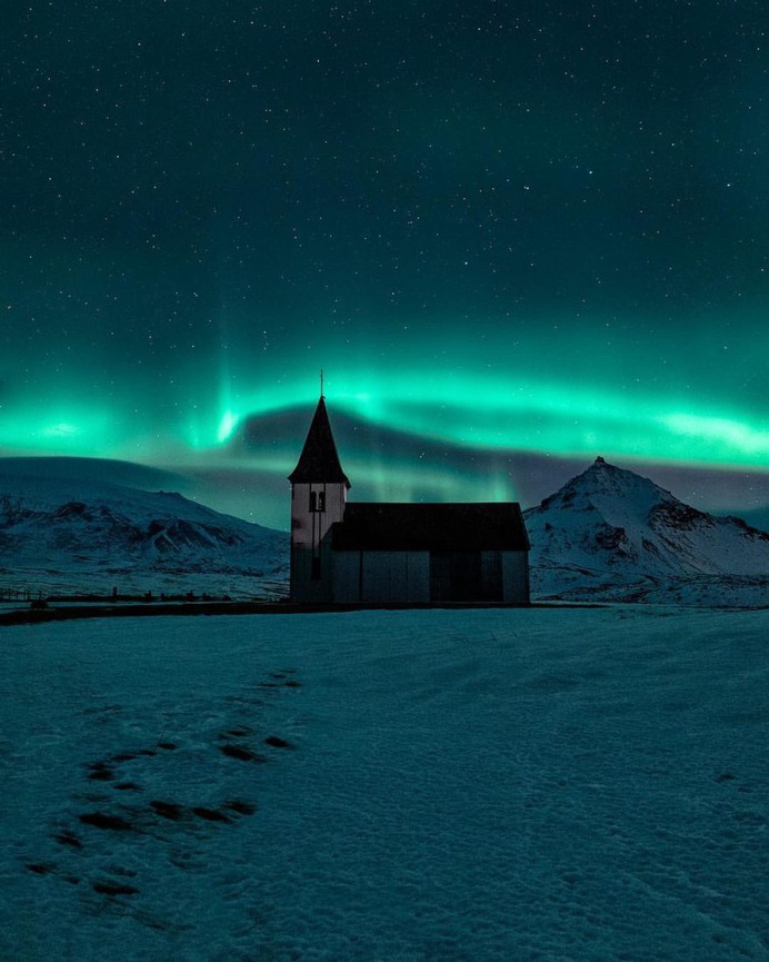 Mikkel Beiter Captures Majestic Northern Lights in Iceland